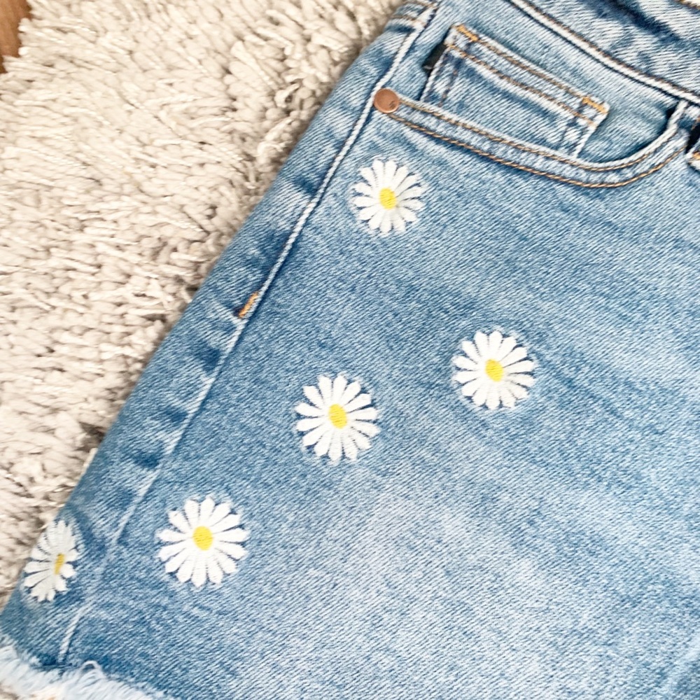NWT Judy Blue Daisy Cutoff Shorts - Picture 3 of 7